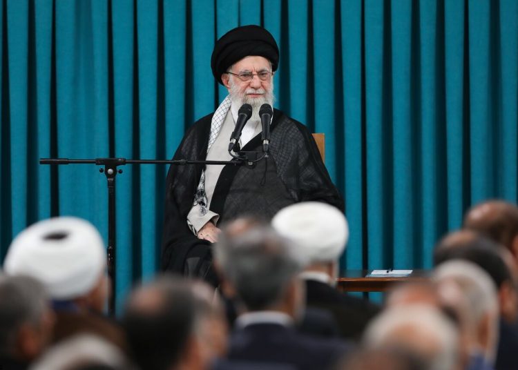 Ayatullah Sayyid Ali Khamenei Kutuk Serangan Udara Israel dan Janjikan Pembalasan