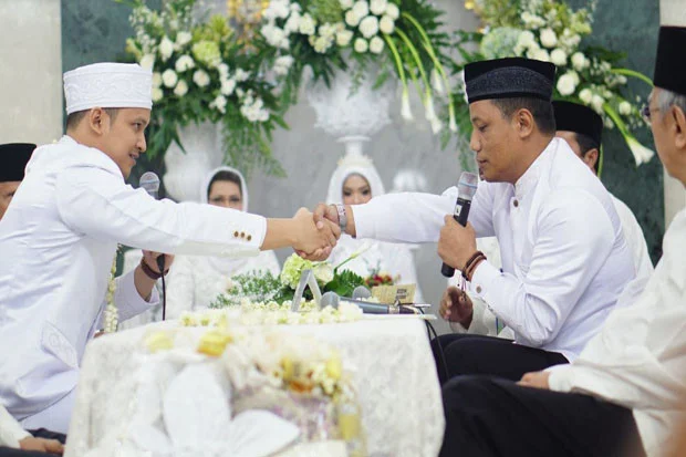 HAK WALI AYAH DAN KAKEK DARI PIHAK AYAH DALAM PERNIKAHAN GADIS PERAWAN